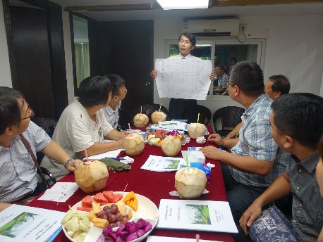 图说：亚大EMBA海外企业暨学界参访团参访东泰农业开发公司，师生与吴东泰董事长(中)互动。