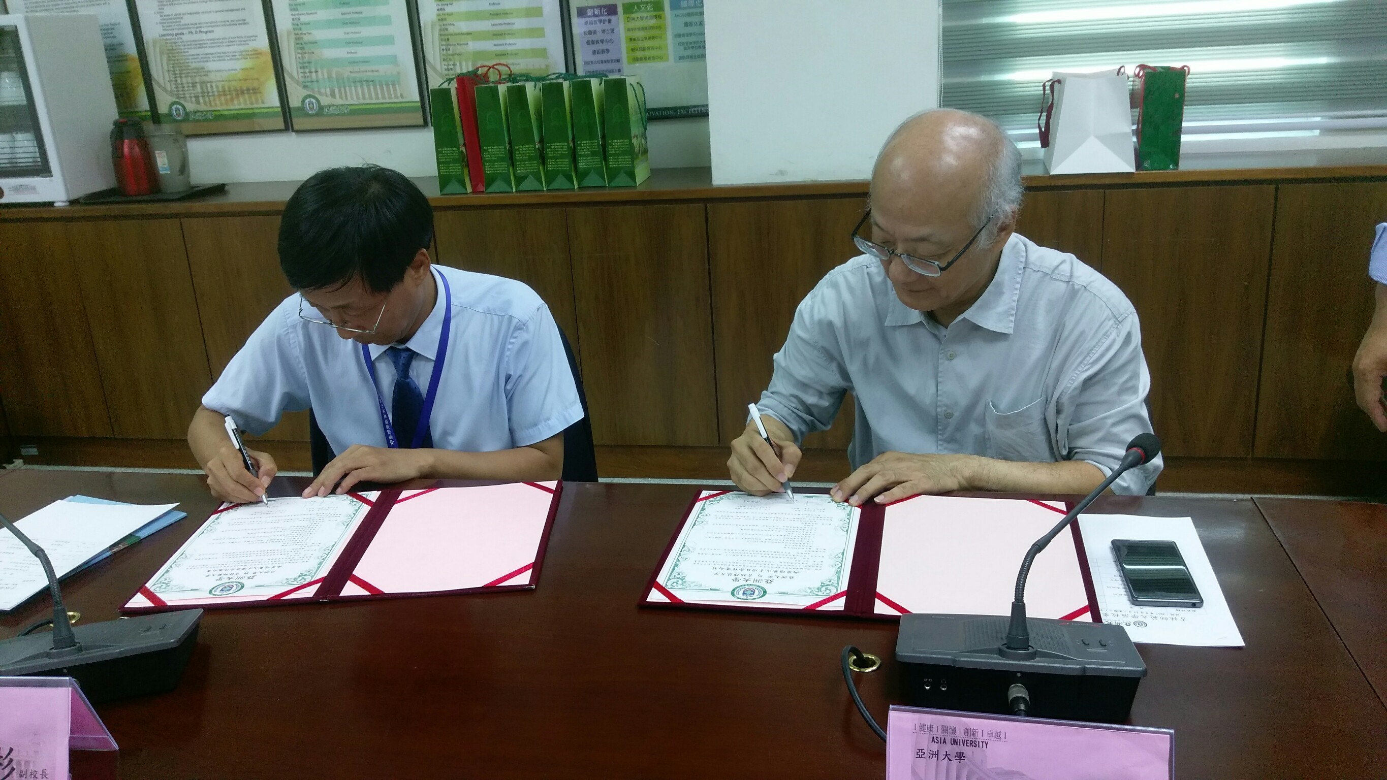 图说：吉林师范大学曲殿彬副校长(图左)与亚洲大学吴聪能副校长(图右)签订两岸培养人才项目合作意向书。