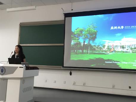 圖說：亞洲大學商設系朱以恬老師向與會貴賓專題介紹亞洲大學學術與設計能量。