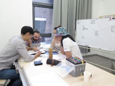 圖說：亞洲大學錢雅凡同學與來自不同領域的組員合力完成簡易美觀的私人行動工具。