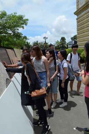 圖說：亞大師生一行人到珠海市參訪臺創園區相關設備，瞭解青年創業的甘苦。