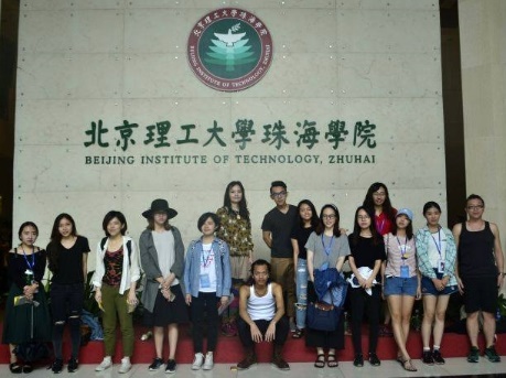 圖說：亞大師生一行人到珠海市參加研習活動，在北京理工大學珠海學院圖書館前拍照留影。	 