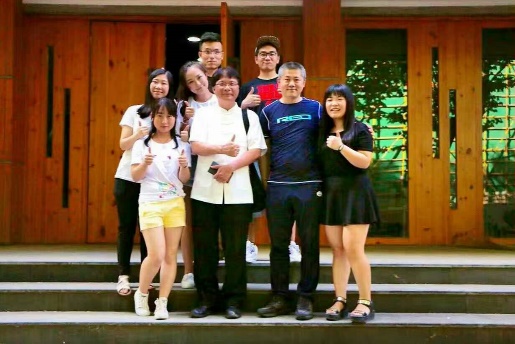 圖說：亞洲大學創意設計學院副院長帶領實驗性的B組團隊