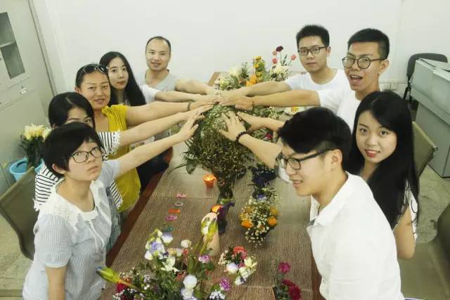 圖說：由亞洲大學林文中同學參與結合花藝的C組團隊。