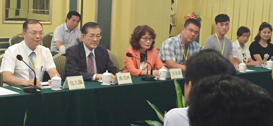 圖說：財法系講座教授施茂林（右二）、經管系副教授許昌賢（右四）參與兩岸論壇。