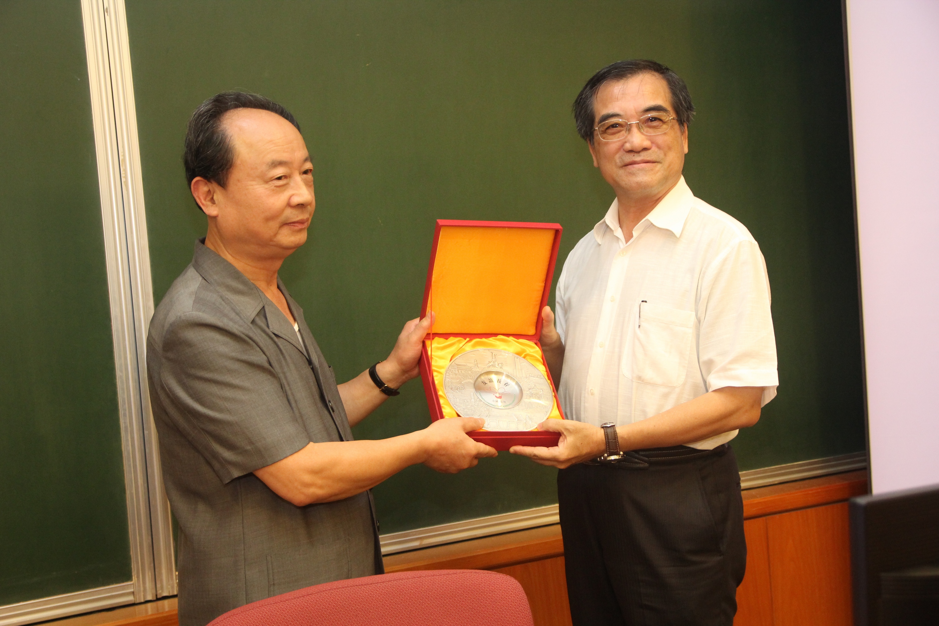 圖說：亞大副校長林峰田（右）、廣東省中山基金會秘書長仲德昌互贈紀念品。