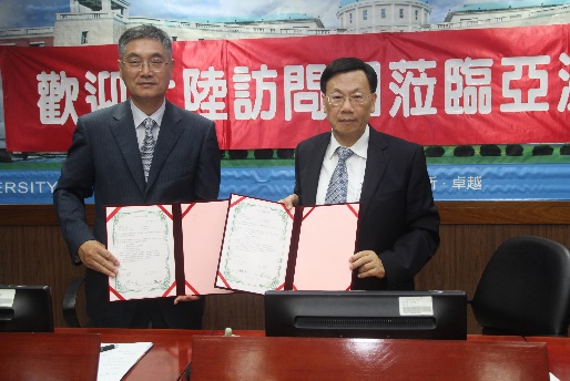 图说：北京北方工业大学校长王晓纯与亚大校长蔡进发签定学术备忘录。