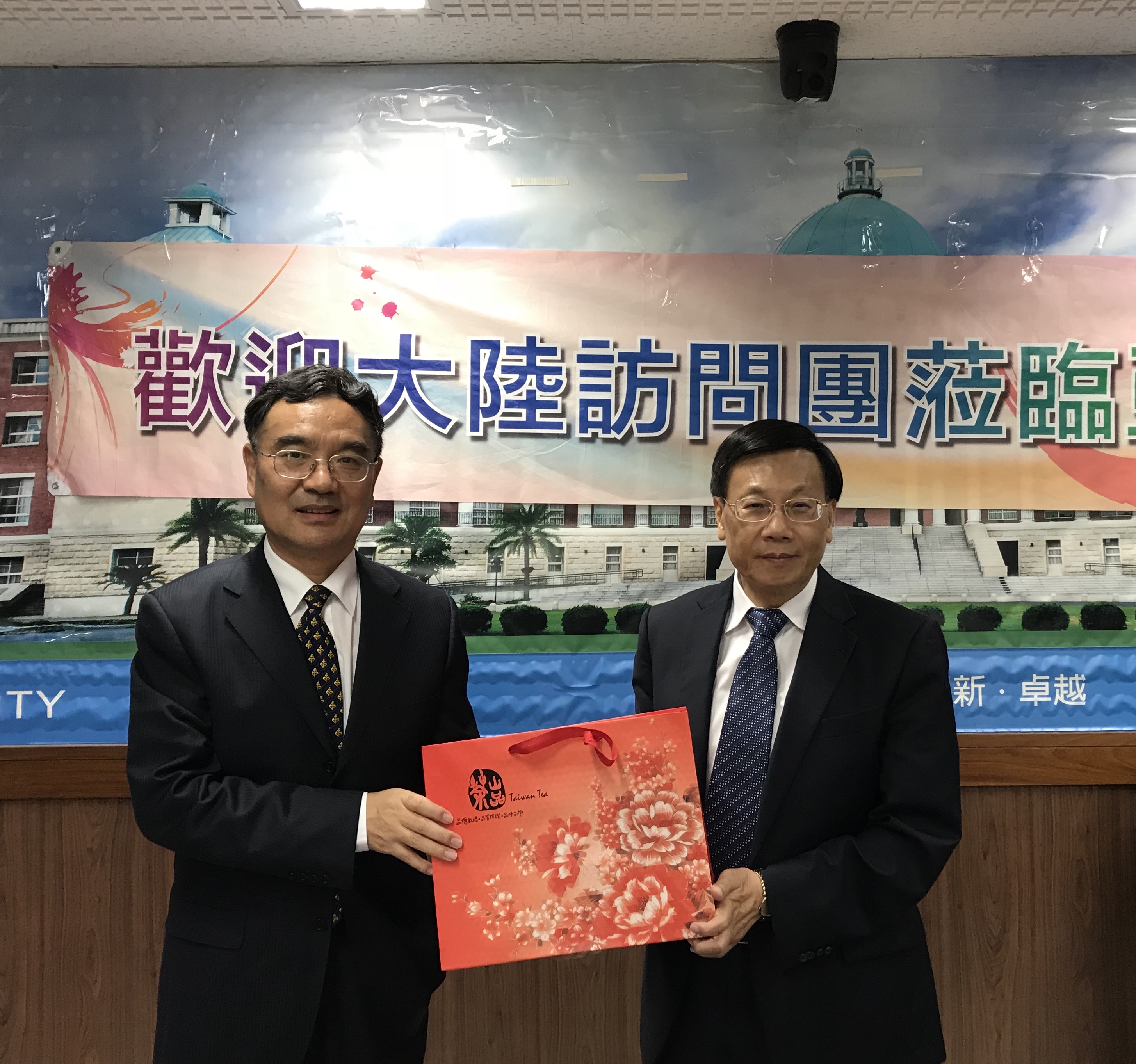 圖說：亞大校長蔡進發（右）與北方工業大學鄭文堂黨委書記互贈紀念品。