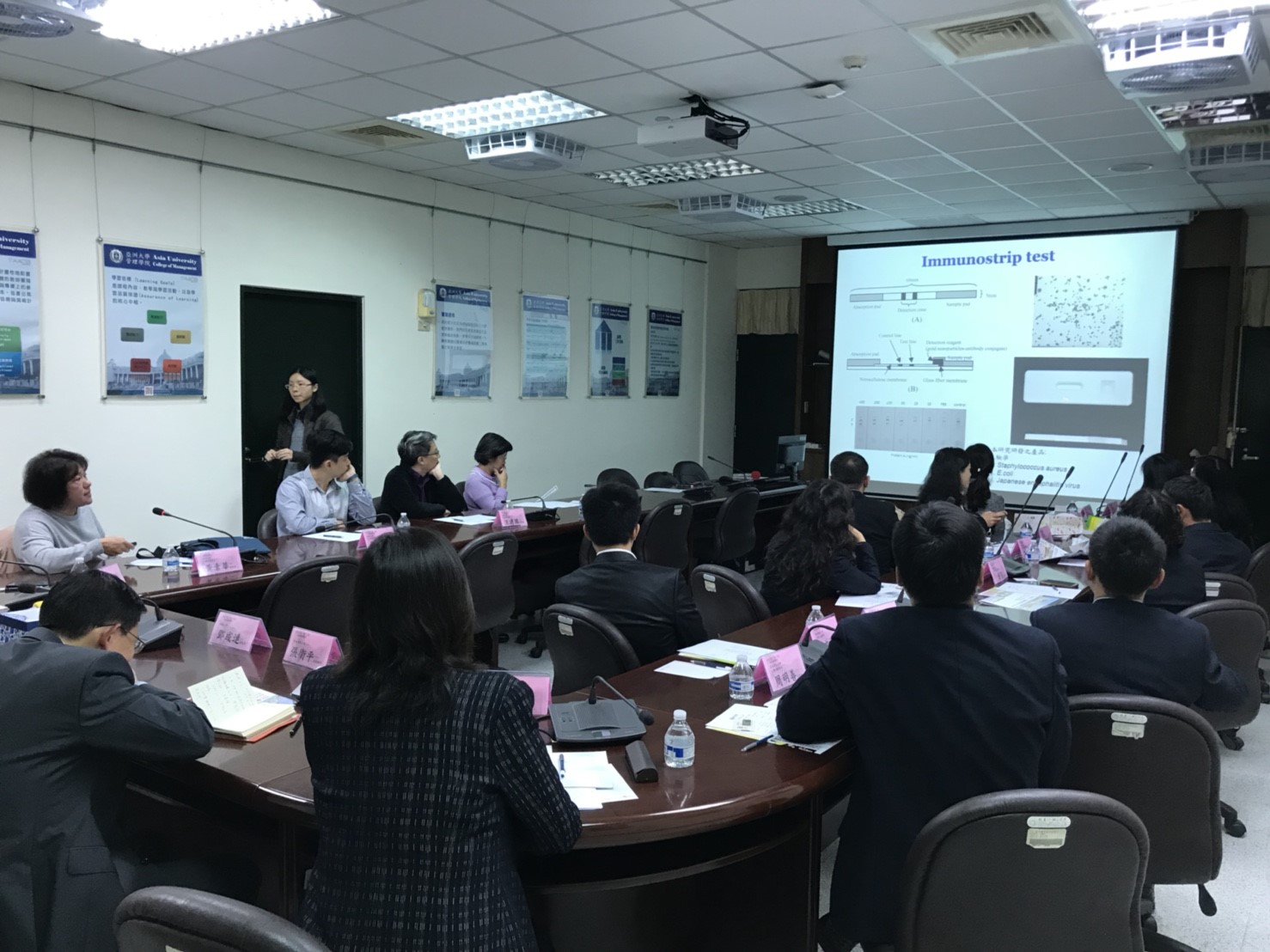 黃素華副教授向雲南開放大學的師長們，分享他的研究成果與專利